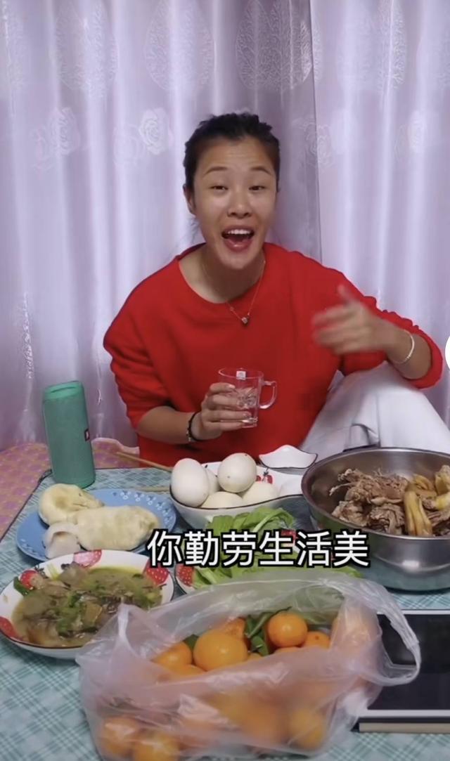 东北90后女孩，辞职当网红，年赚200万，吃饭唱歌圈粉1270万