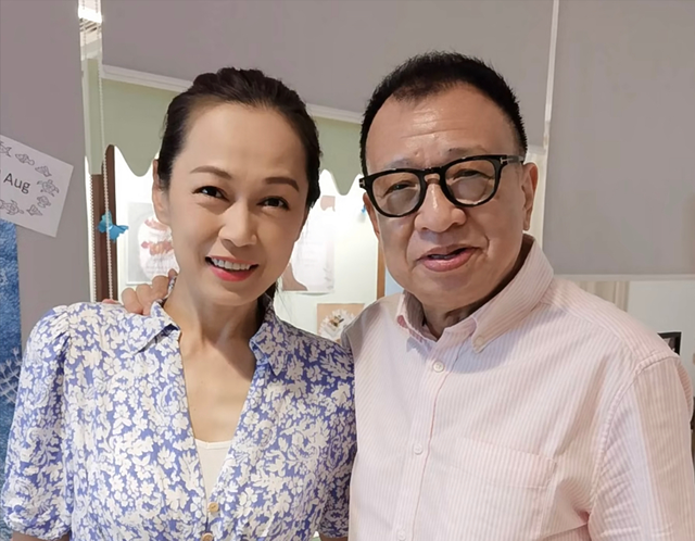 73岁许绍雄移居新加坡露面，与美女亲密搂肩合影，红光满面精神好