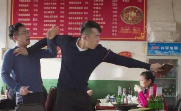 中国人吃饭“打架”付账单，老外是怎么认为的？