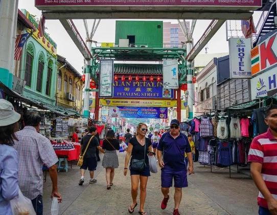 外国网友：为何马来西亚华人较亲近中国，新加坡华人却表现冷漠？