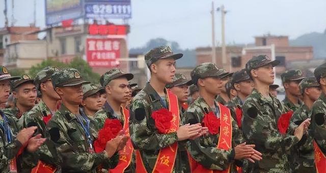 泰国人是不爱国么？浓妆艳抹撒泼打滚，抽签就像“开盲盒”