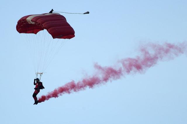 新加坡国庆庆典上一名跳伞队成员硬着陆，新媒：或受强风影响