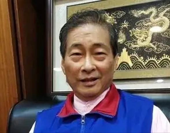 台湾黑帮大佬张安乐，扛着五星红旗，唱“大中国”宣传两岸统一