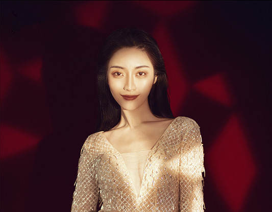 山东90后美女，身家超千万，没结婚却生下三胞胎混血儿，为啥？
