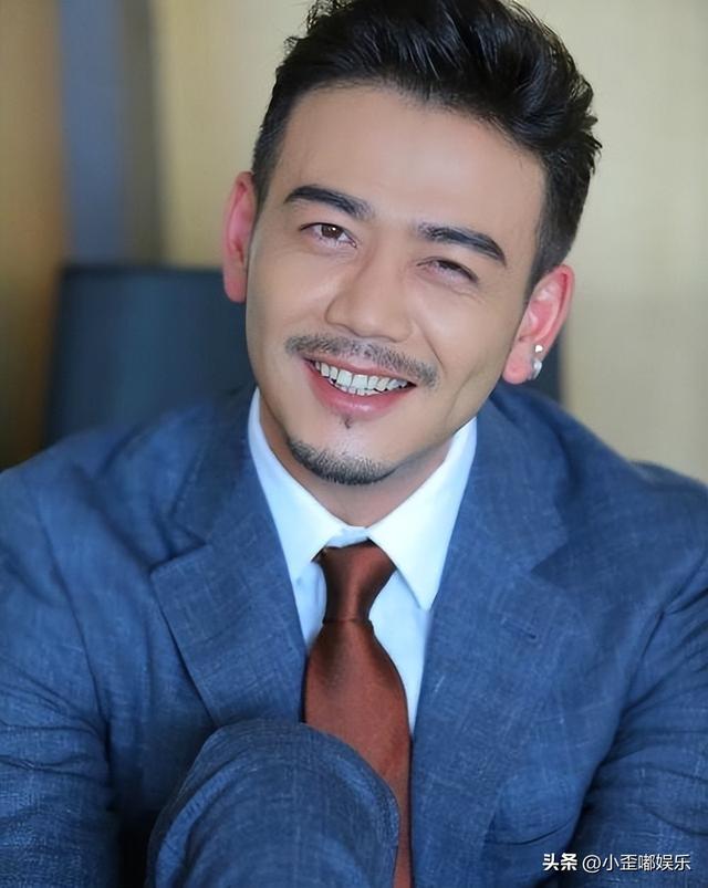 一脸穷样别硬凹富豪角色，这4位男明星，站在那就是人间富贵竹