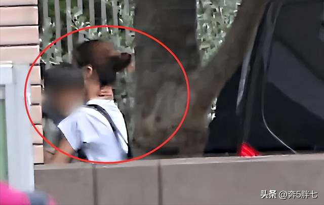 福原爱带3岁儿子看病，衣着朴素表情慌张，此前和男友同游新加坡