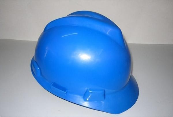 新加坡“蓝帽子”大骂客工惹争议，“谁不穿谁就死谁”