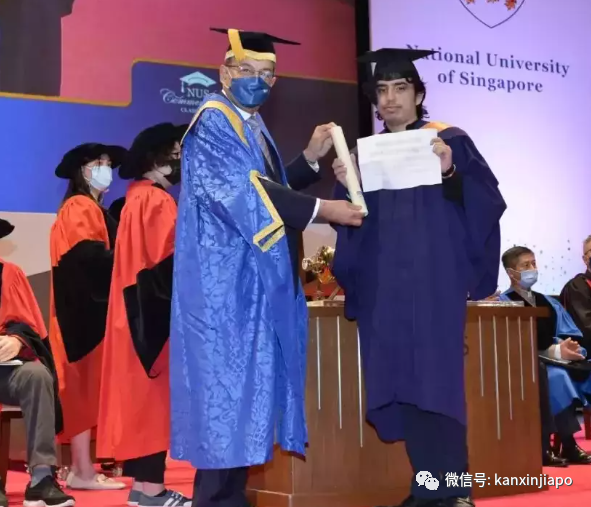 新加坡国大毕业生在典礼上抗议死刑！警察和学校最新处理结果来了