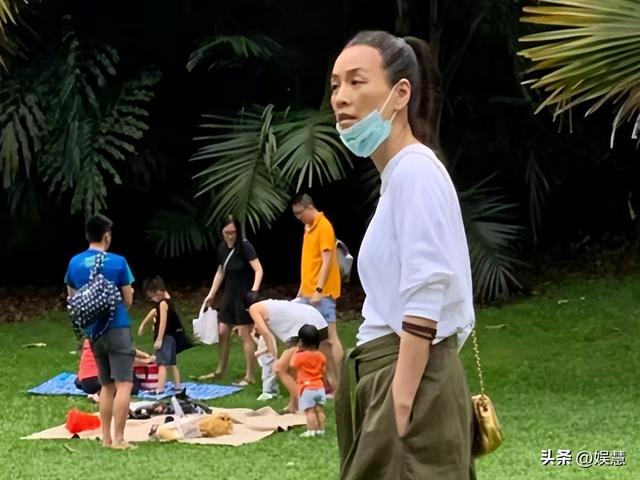 TST也难以阻挡衰老？张庭素面朝天现身新加坡，头发花白面容憔悴