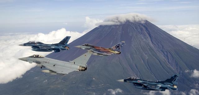 德国打破七十年限制，空军总监驾驶战机飞抵日本，进行联合训练