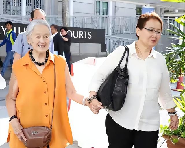 杭州小伙勾搭上79岁富婆，远赴新加坡密谋2亿家产，携妻子同住4年