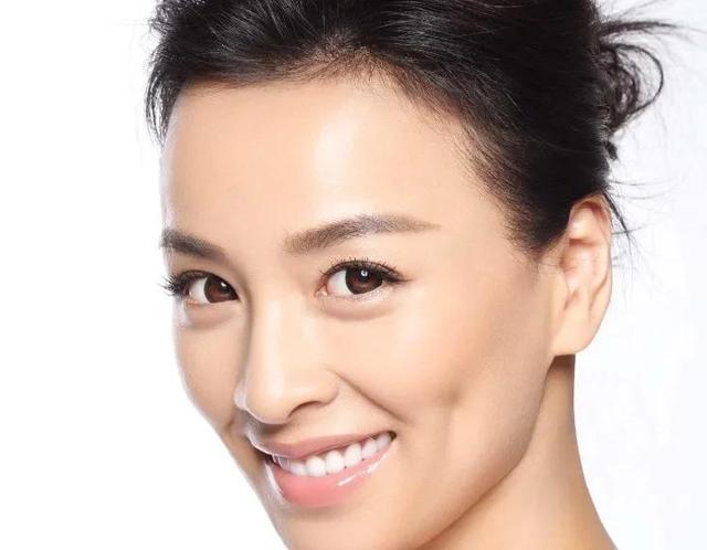 52岁的张庭现身新加坡，面容憔悴如老妇，没想到卸妆之后大跌眼镜