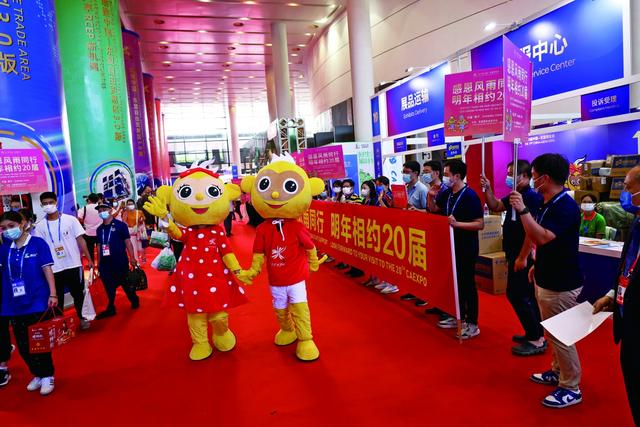 东博会公众开放日：观众开心扫货忙 客商期待再合作