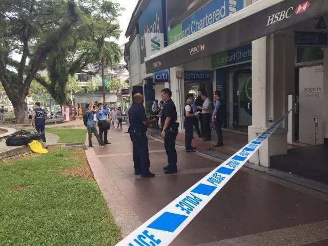 新加坡辅警持枪抢劫案判了：坐牢16年，鞭刑18下