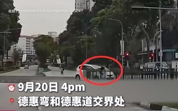 新加坡11岁男童过马路被车撞，被直接拉入车中