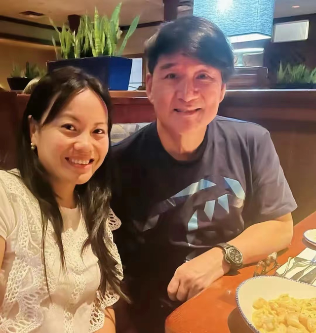 61岁周华健长居美国！与女儿女婿在小饭馆用餐，嘴唇发白尽显憔悴