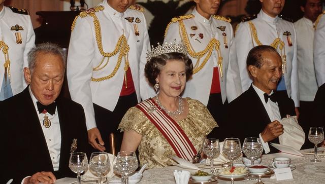 当新加坡悼念英国女王时，却几乎没有关于其殖民历史的讨论