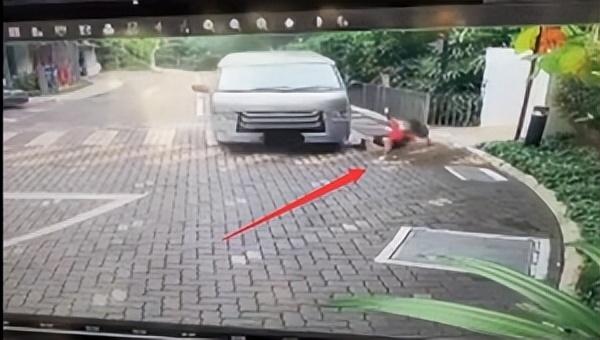 新加坡男孩突然快速冲出路口，天眼记录下被撞的骇人的瞬间
