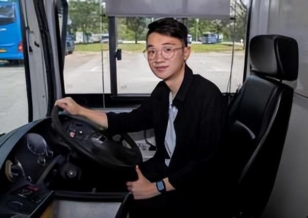 新加坡年轻人有多自我？放弃三所大学录取毅然决定当巴士车长