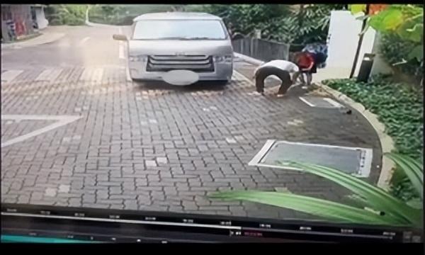 新加坡男孩突然快速冲出路口，天眼记录下被撞的骇人的瞬间