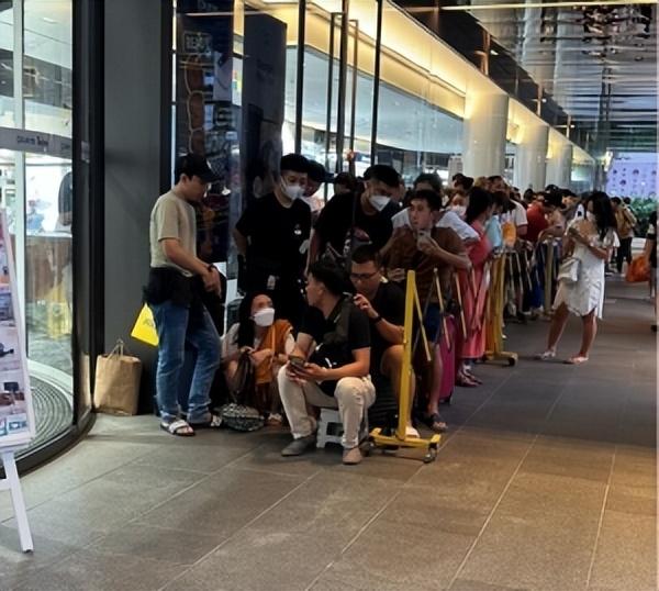 新加坡苹果开抢！越南粉、马来粉乘飞机彻夜排队抢先买！豪横