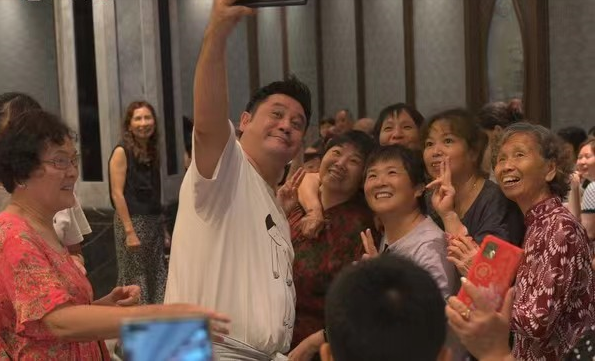 肚腩抢镜！前TVB知名男星被大妈们求合照，餐厅损失惨重不再投资