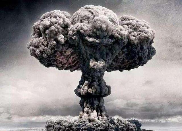 英国为阻止香港回归，欲用48枚原子弹打击中国，美国听后立马支持