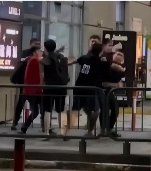 新加坡凌晨的街头再现“团战”，拳拳到肉、哀嚎遍野