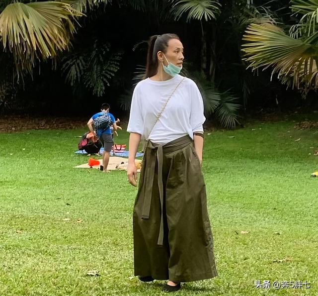 张庭在新加坡被偶遇，头发白了一半，状态不佳，素颜“显老”