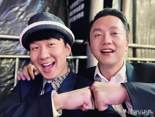 林俊杰出席亲哥婚礼，晒兄弟俩同框合影，现场其乐融融温馨又热闹