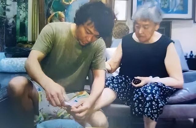 79岁女富婆，和30岁杭州小伙同居，突然失智改遗嘱，竟是惊天阴谋