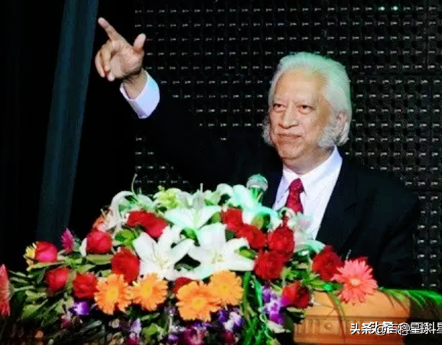 他没有中华血脉，却为中国狂捐数亿，还在美国上空升起五星红旗