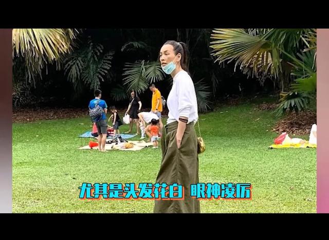 52岁张庭现身新加坡模样大变！苍老憔悴认不出，头发花白有点秃