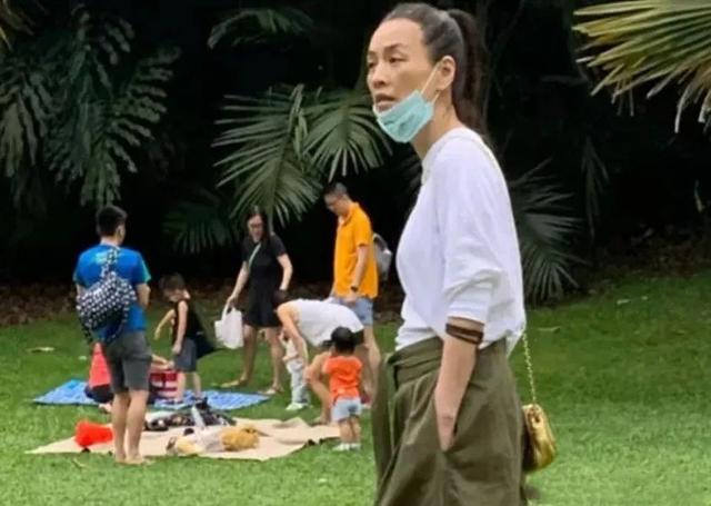 52岁的张庭现身新加坡，面容憔悴如老妇，没想到卸妆之后大跌眼镜
