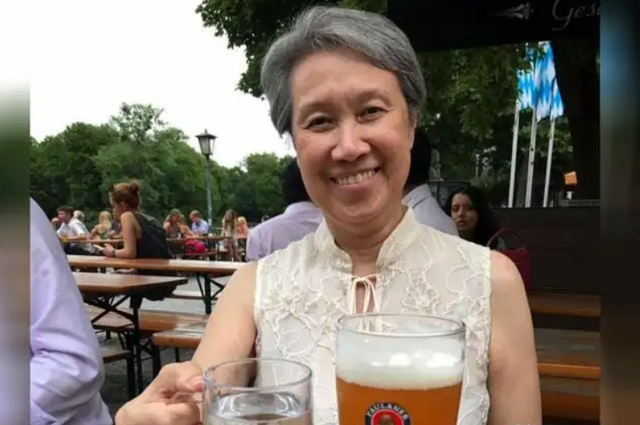新加坡第一夫人何晶：铁腕挽救新加坡经济，嘲讽美国，亲近中国