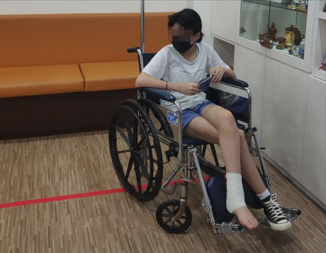 新加坡樟宜机场内电动车撞到旅客导致脚踝骨折 司机已停职