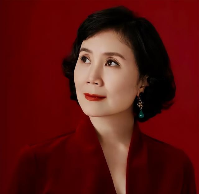 因《北京人在纽约》爆红，嫁初恋30年，被3个男人宠爱，如今竟成“恶婆婆”