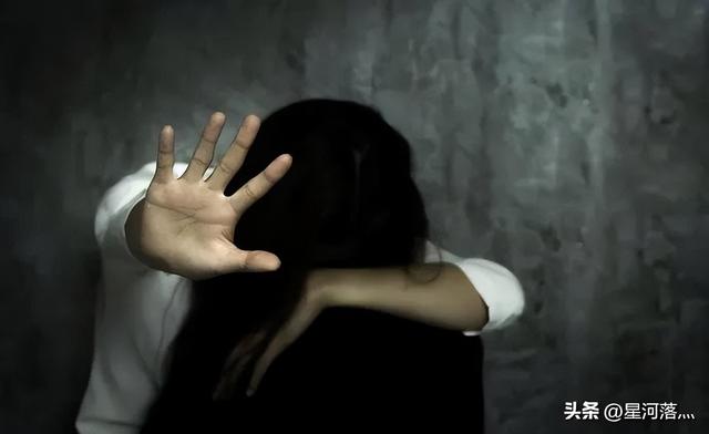 亚马来西有一个禽兽性侵女儿，被判了428年，和240下鞭刑真解恨