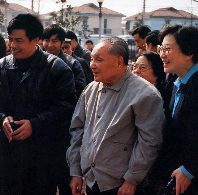 1978年邓小平访问新加坡，谈两国时言语谦逊，会后李光耀拜服不已