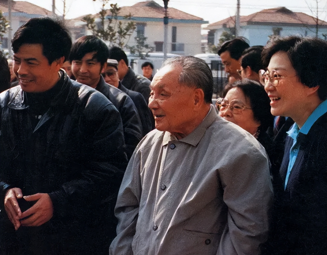 1978年邓小平访问新加坡，谈两国时言语谦逊，会后李光耀拜服不已
