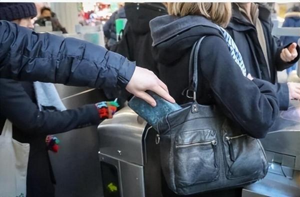 新加坡游客吐槽：好不容易去泰国旅游，钱居然给扒没啦