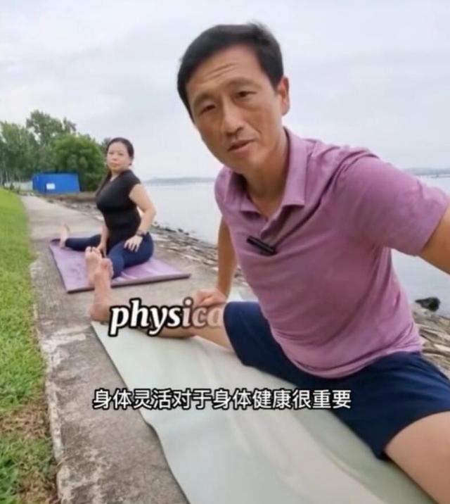 新加坡卫生部长好雅兴！和老妹儿在海边做瑜伽