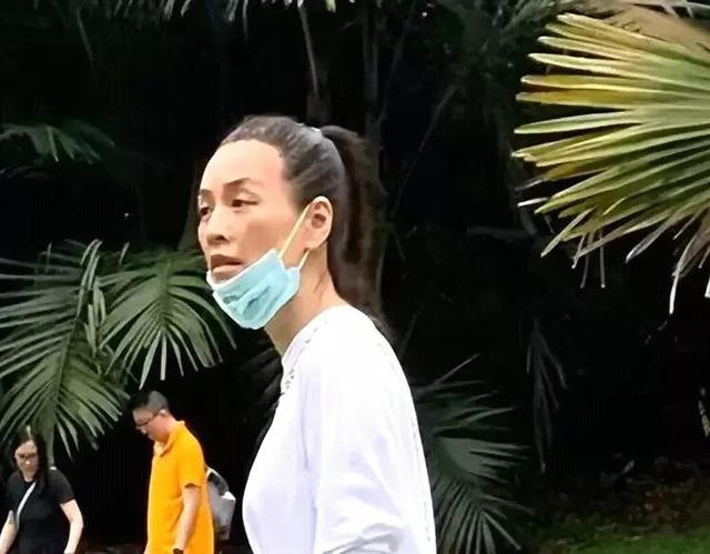 52岁张庭空降新加坡，无美颜无滤镜曝光，秃头苍老白发憔悴认不出