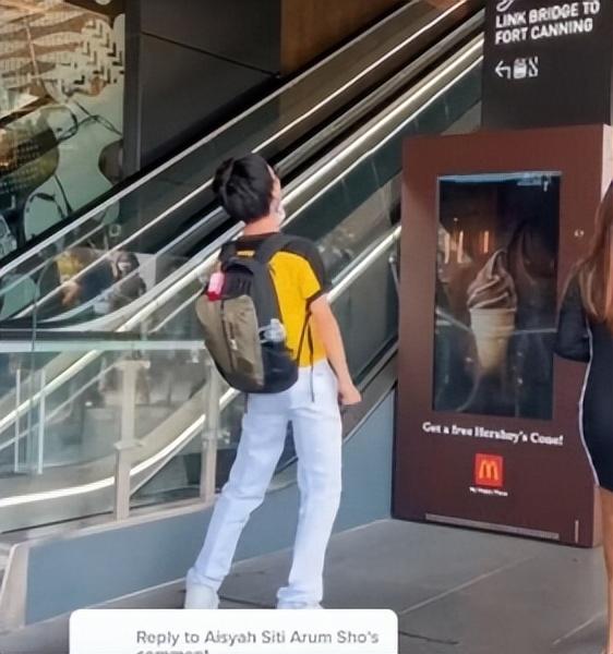 新加坡少年为吃免费冰激凌有多拼？竭力嘶吼着上热搜