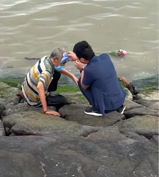 新加坡70岁大爷海边悼念亡妻过于伤心不慎落水，幸好有这对夫妻