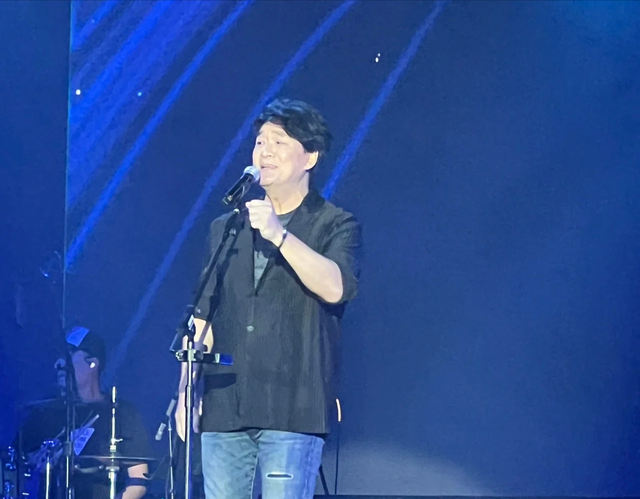 61岁周华健美国开演唱会，嘴唇苍白太憔悴，混血儿子比爸爸更显老
