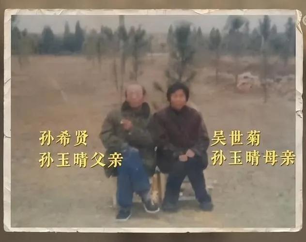 湖北老夫妇捡到女弃婴，靠拾废品艰难养大，为报恩带痴呆养母读研