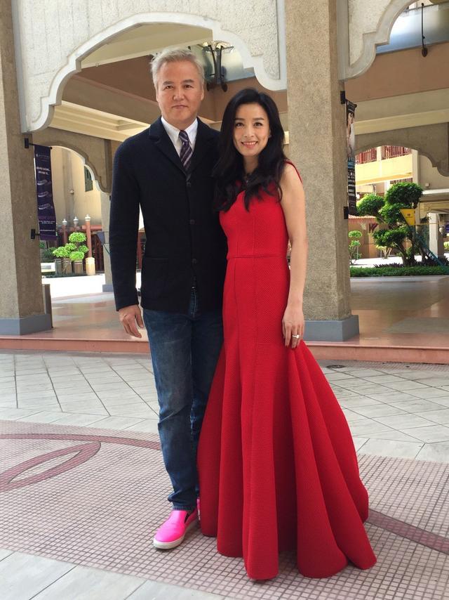 52岁张庭现身新加坡，无滤镜素颜曝光，秃头憔悴苍老像变了一个人