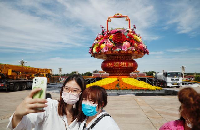 新闻8点见丨天安门广场“祝福祖国”巨型花果篮主体完工亮相