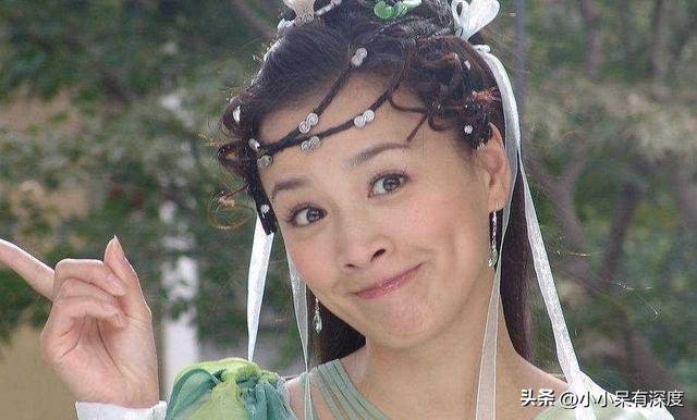 52岁张庭近照，她现身新加坡，满头白发又瘦又老，状态真心极差